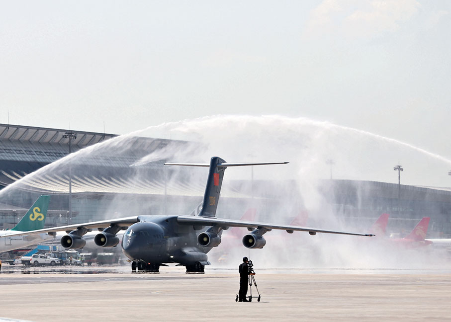 ●瀋陽桃仙國際機場以「過水門」最高禮遇迎接運送烈士遺骸的專機。 中通社