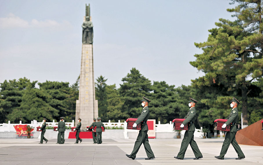 ●9月2日，志願軍烈士的遺骸抵達瀋陽抗美援朝烈士陵園。新華社