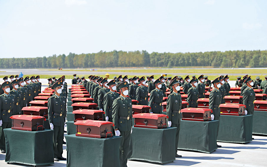 ●禮兵在瀋陽桃仙國際機場將殮放志願軍烈士遺骸的棺槨從專機上護送至棺槨擺放區。 新華社