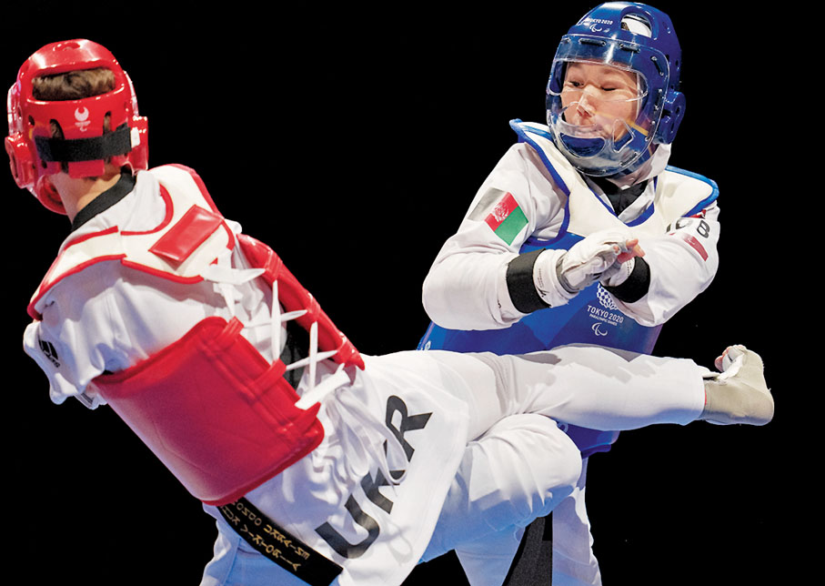 ●胡達迪（右）昨不敵烏克蘭選手。 美聯社