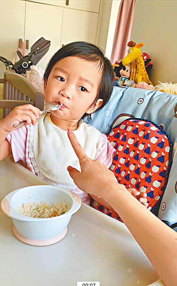 ●小朋友自己進食。作者供圖