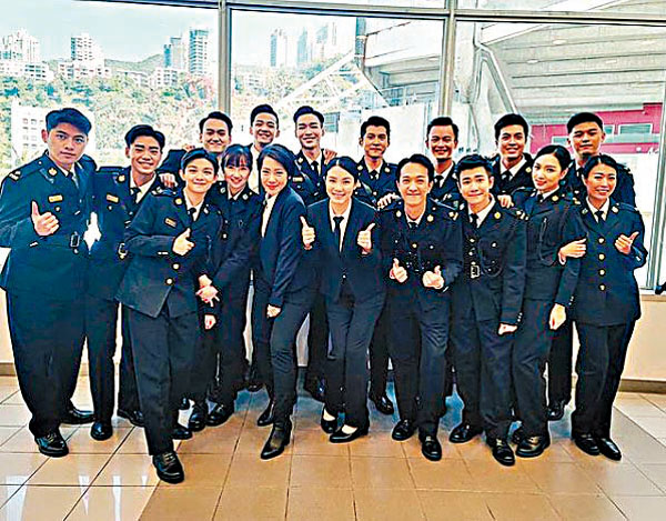 ● 陳家樂(後排右四)和劇中演員穿起制服留影。