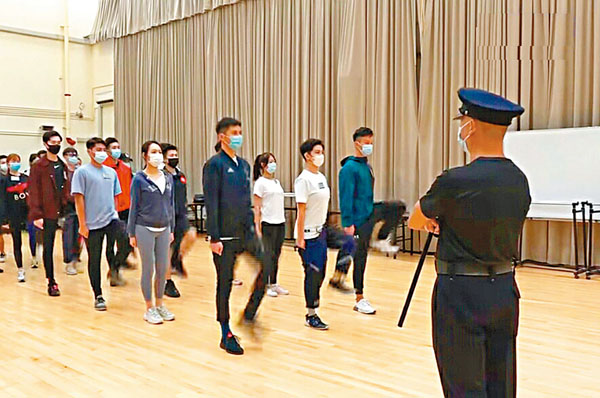 ● 《把關者們》演員齊齊練步操。