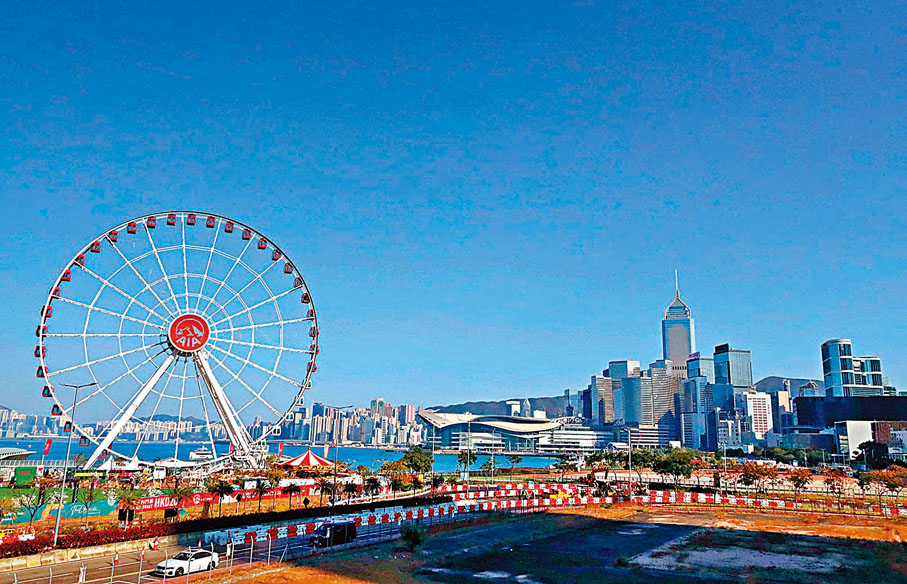 ●  政府近年積極推動「再工業化」，目標以新科技復興傳統工業，以及發展新興工業。圖為香港中環海旁。資料圖片