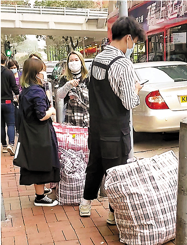 ●今年3月6日下午，「港獨」組織「賢學思政」召集人王逸戰（右）等人，被發現從林兆彬議員辦事處搬出大量物資準備運走。 資料圖片 