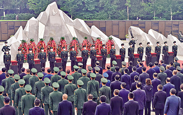 ●9月3日，第八批在韓中國人民志願軍烈士遺骸安葬儀式在瀋陽抗美援朝烈士陵園舉行。圖為儀式現場。 新華社