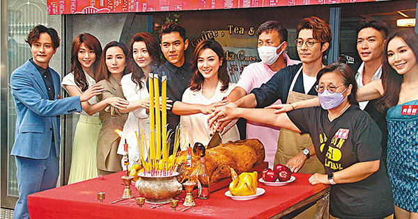 ● 《旁觀者》一眾演員昨日出席拜神儀式。