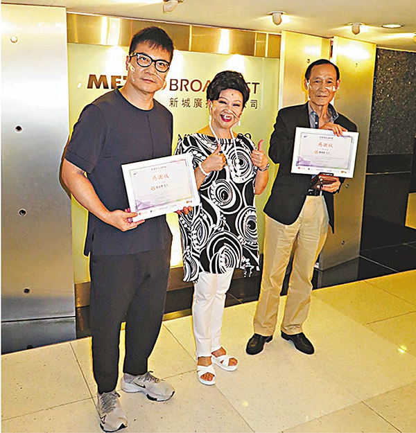 ● 薛家燕感謝陳惠敏(右)和錢嘉樂(左)接受訪問。