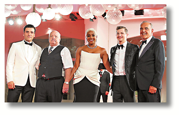 ● Oscar Isaac(左一)與劇組出席《撲克神算師》首映。  路透社