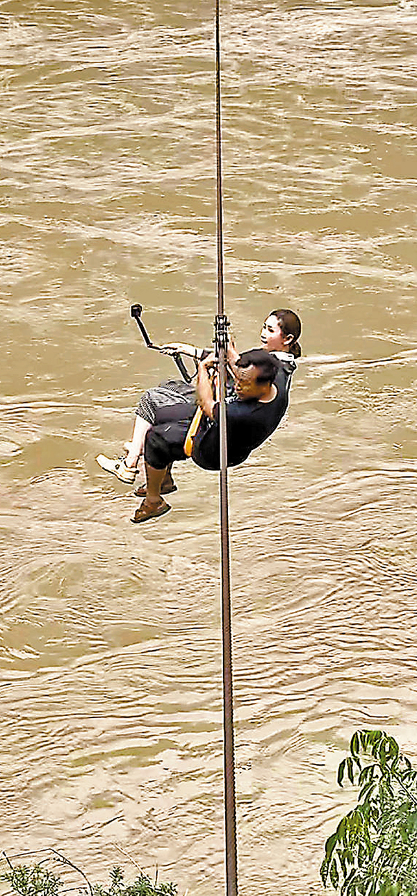 陳貝兒挑戰「溜索」過江。