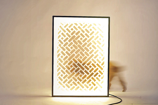 ●由古窗翻模製成的燈具。受訪者供圖