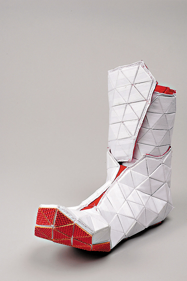 ●與NIKE合作的概念鞋「TRI-NIKE」。 受訪者供圖