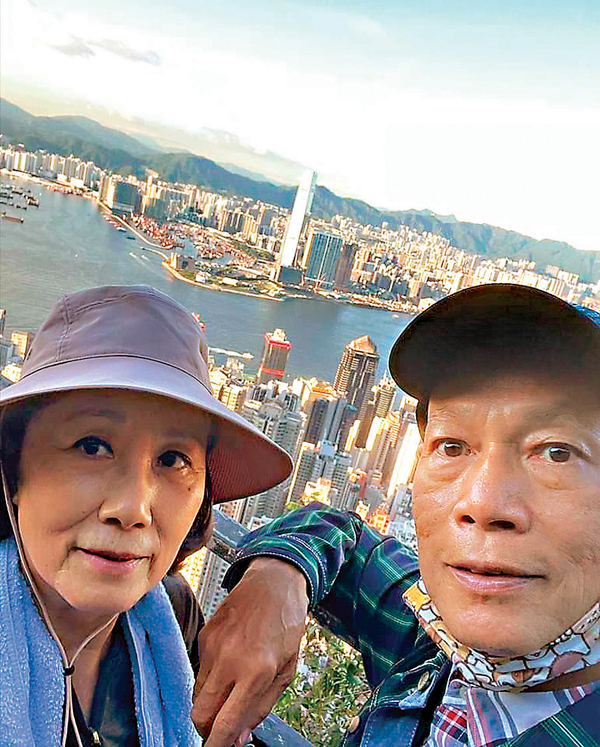 ●汪明荃與羅家英山頂留影。