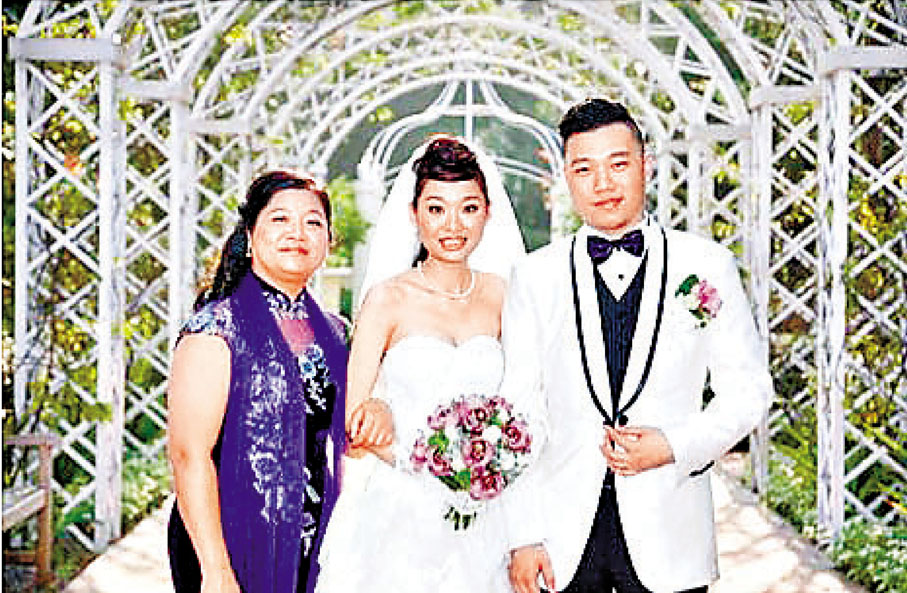 ●陳浩源（右）結婚時與媽媽（左）及太太合影。 IG圖片