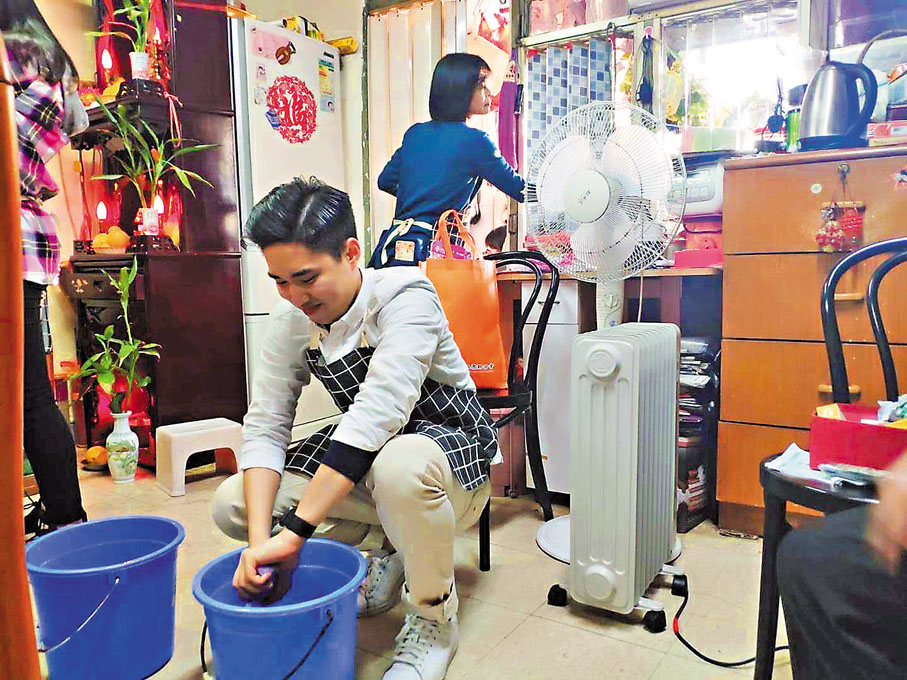 ●陳凱榮不時家訪街坊，農曆新年前更會為行動不便的長者清理家居。 受訪者供圖