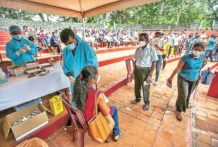 ●高福表示，中國已向一百多個國家提供疫苗，「如果世界不共享疫苗，病毒將共享世界」。圖為8月7日斯里蘭卡民眾在科倫坡一個疫苗接種中心排隊接種中國國藥新冠疫苗。 資料圖片