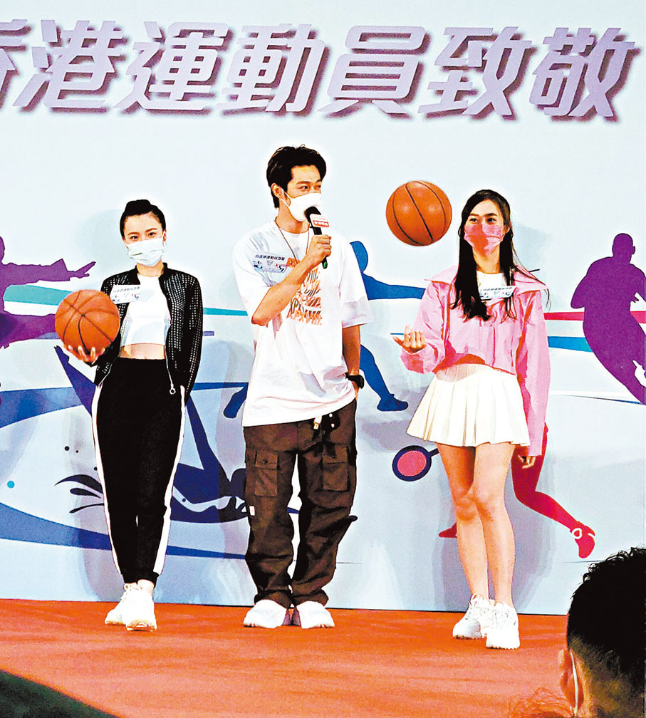 ●周柏豪指導姚焯菲及鍾柔美打籃球。
