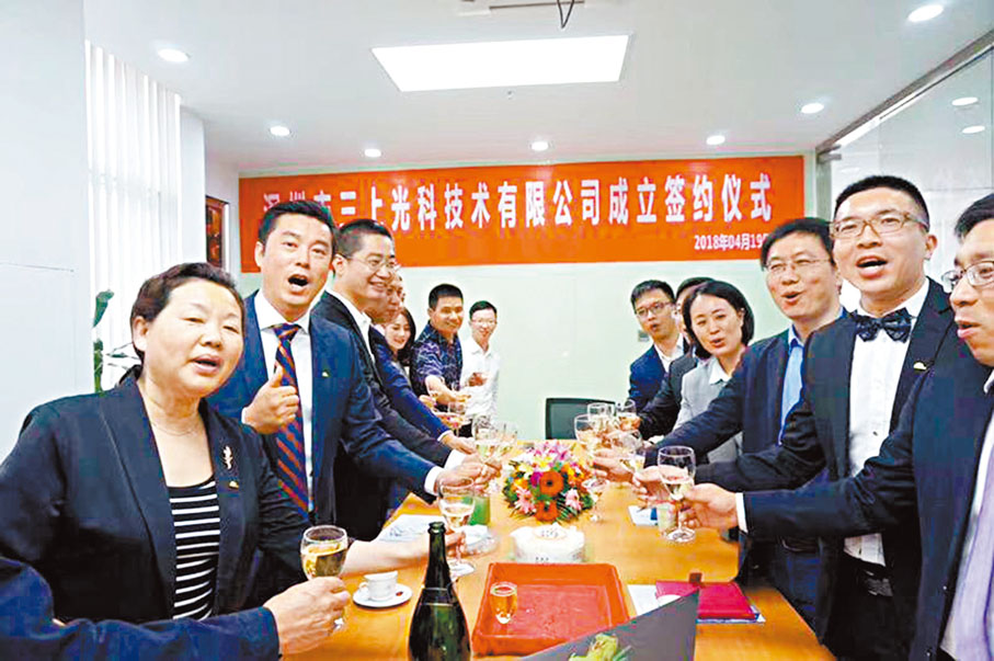 ●徐東（左二）表示，新三板的投資門檻過高，導致市場交易不活躍，企業也更難獲得融資。