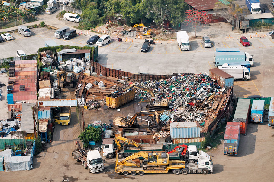 ● 「綠色和平」研究發現，本港至少35塊棕地懷疑被用作違規處置電子廢物或堆積成「垃圾山」，部分更涉及非法佔用官地等。圖為元朗一帶棕地。 資料圖片
