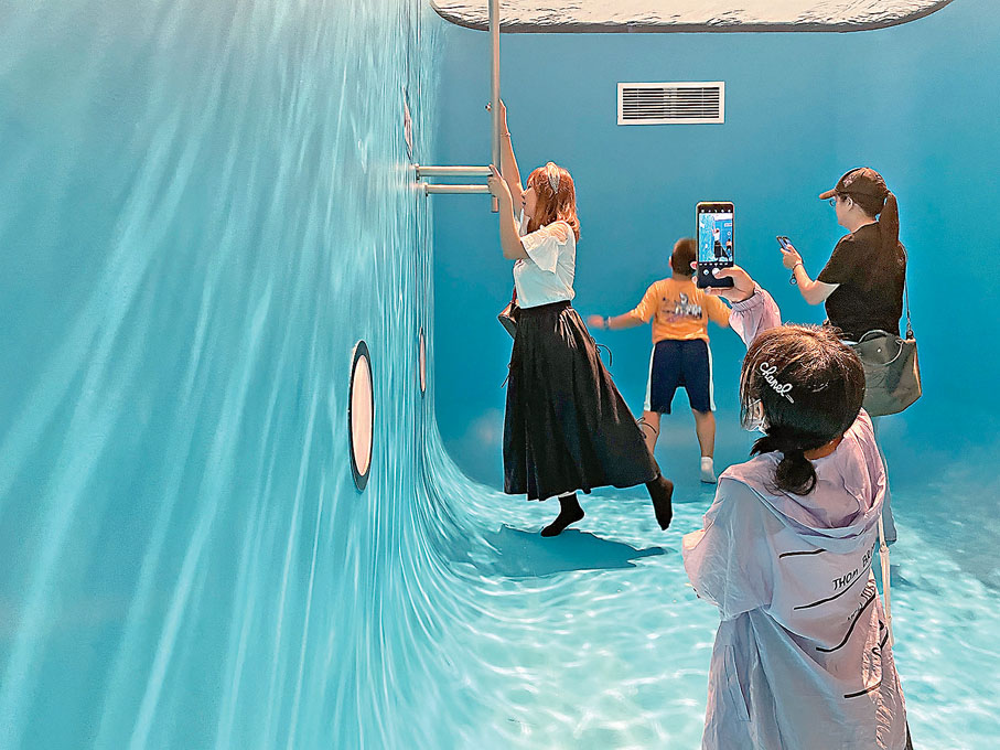 ●雷安德羅代表作《游泳池》，進入泳池內部的觀眾，則彷彿被水環抱。