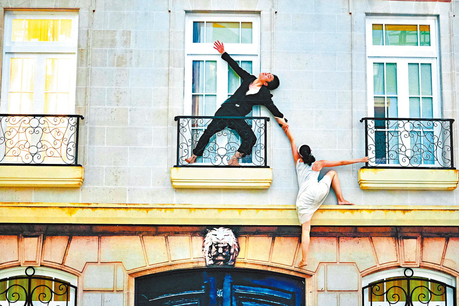 ●《建築》作品中，參展者可發揮自己的想像力，擺出各種造型與藝術品進行互動。