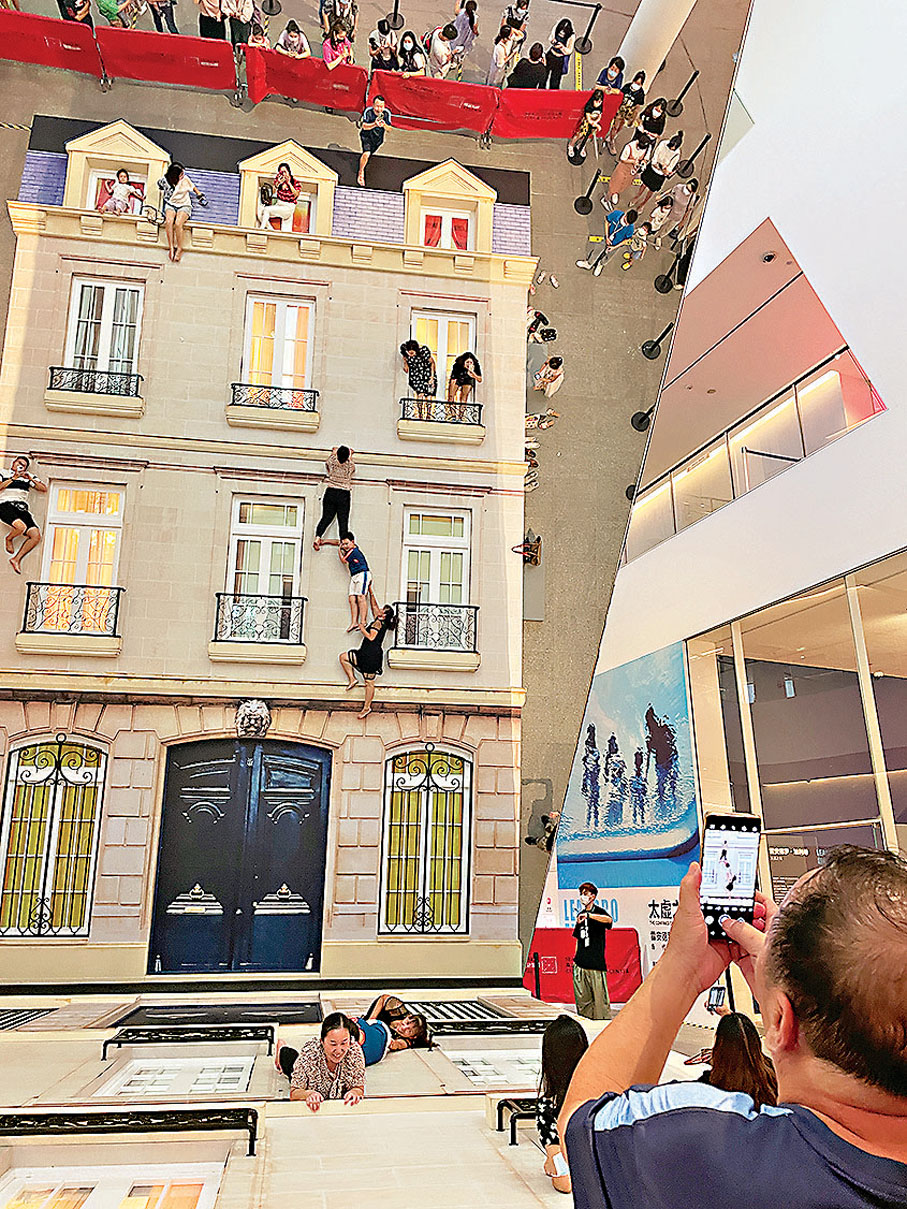 ●《建築》這一個奇妙的「幻象」，是通過與建築面成45度角的大型鏡子的反射而成。