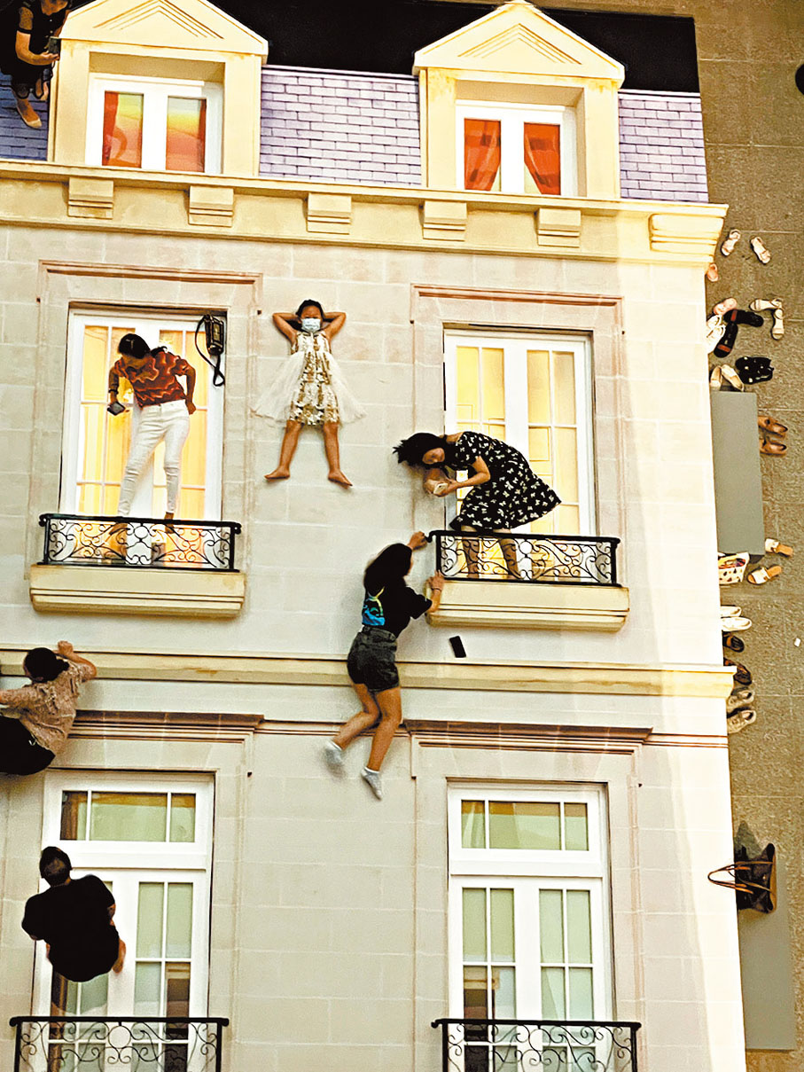 ●雷安德羅代表作《建築》，參觀者以一種無視重力的方式，懸掛或站立在建築物的外牆上。