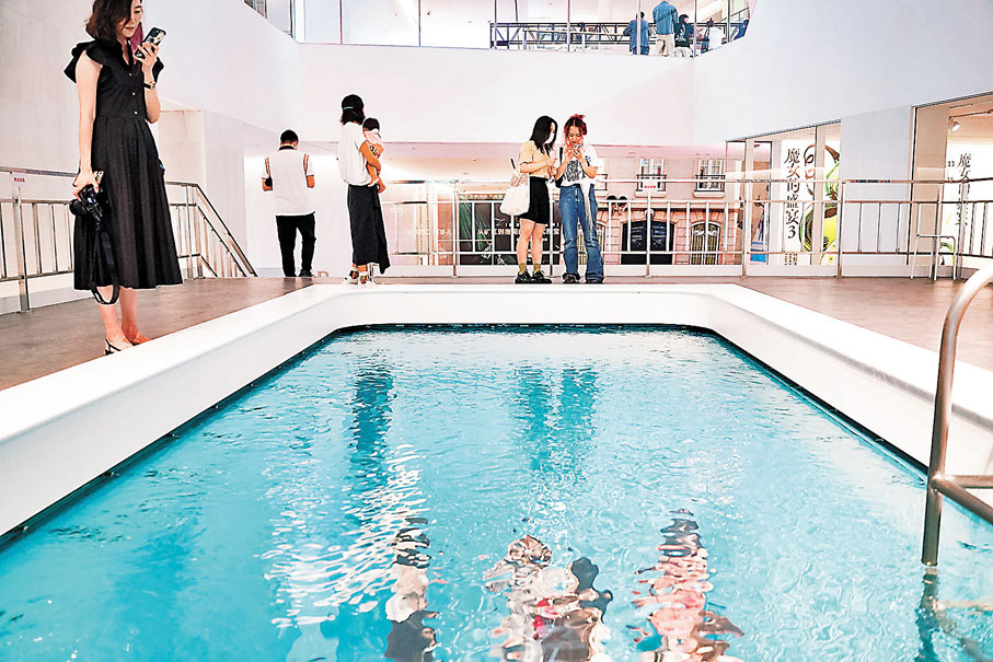 ●代表作《游泳池》，站在水面上方的觀眾向下凝視時，會看到一個蔚藍色的地下空間。