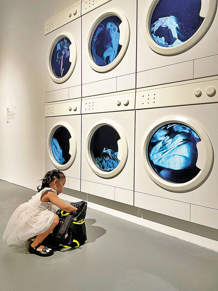 ●《六個循環》中，六個衣物烘乾機規律性地旋轉，該作品探索了宇宙智慧與家居生活之間的關係。