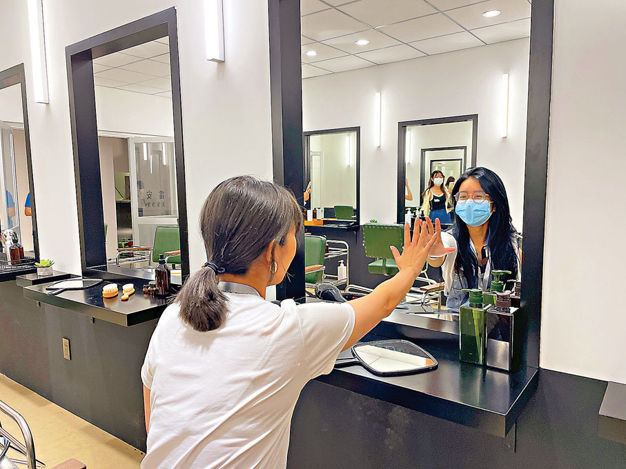 ●雷安德羅希望通過《美髮沙龍》這件作品，打破日常的固有認知，鼓勵觀眾走出個人世界的自我沉醉，進入到公共的體驗之中。