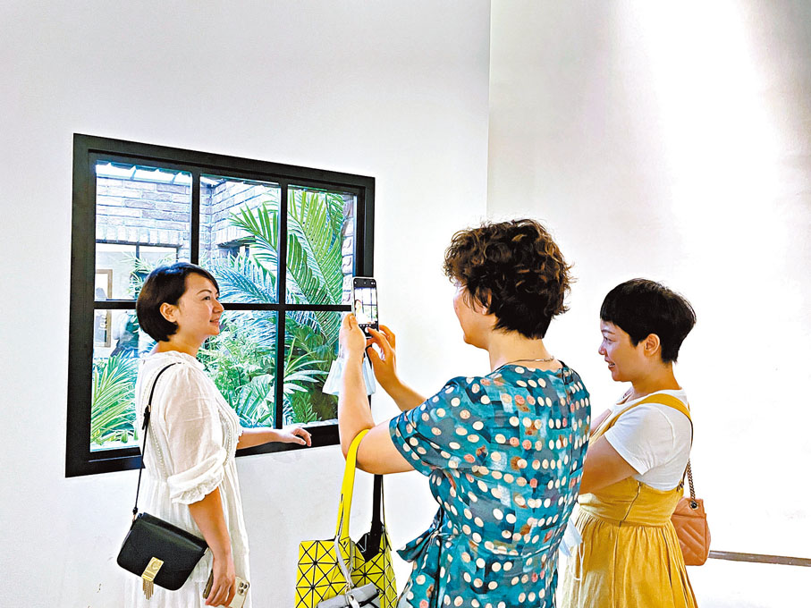 ●名作展品前觀眾紛紛打卡。