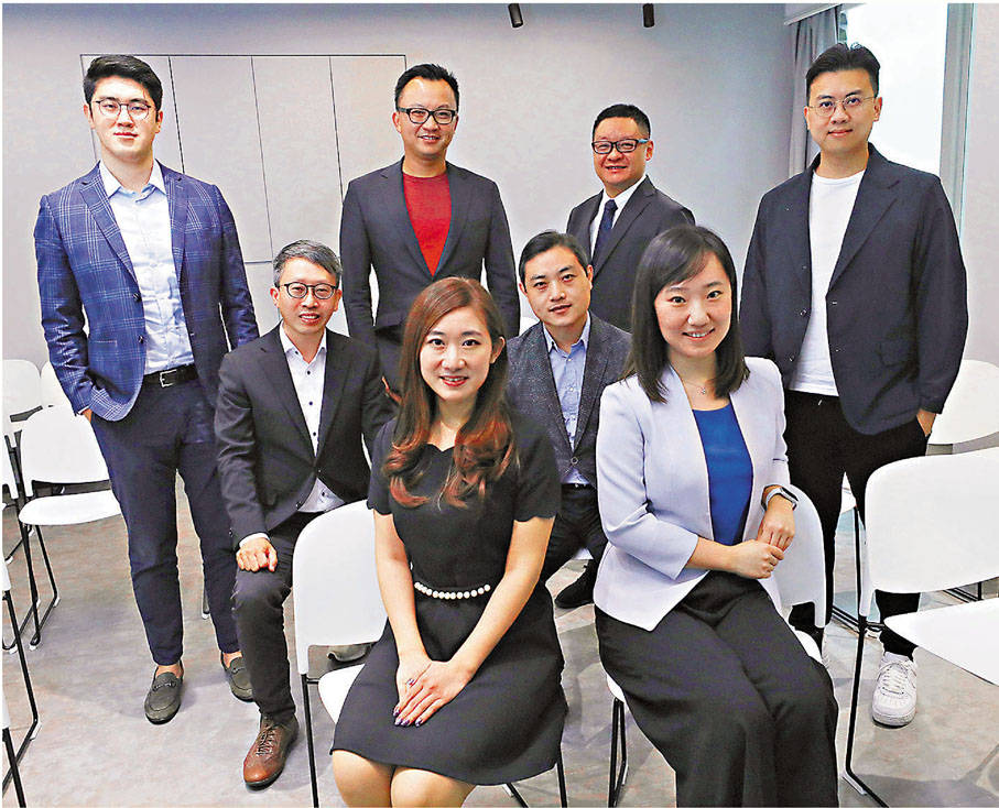 ●多名循全國青聯港區委員身份在該界別自動當選的候選人接受訪問。 香港文匯報記者 攝