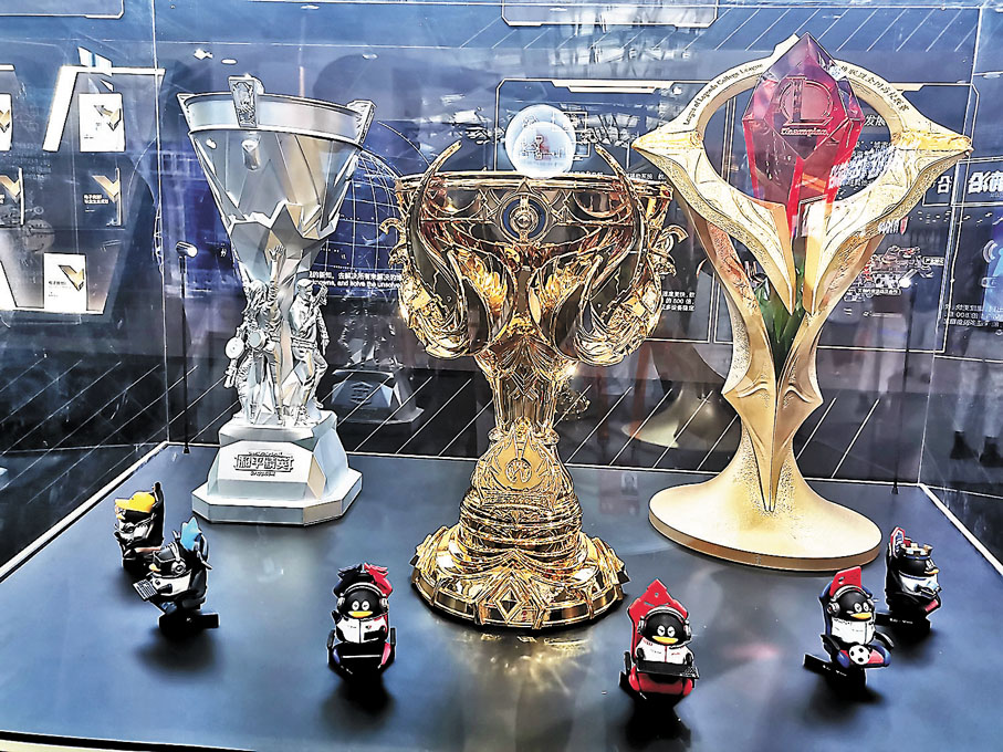 ●騰訊展台展出的電競大賽獎盃。香港文匯報記者馬曉芳  攝