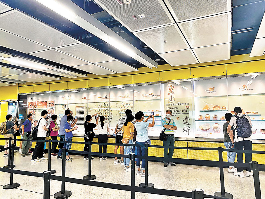 ●宋皇臺自帶文物光環，至今仍吸引不少人特地前來站內參觀。