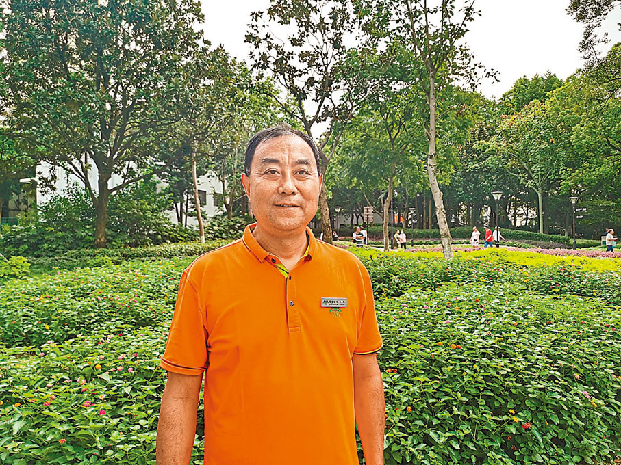 ●閘北公園園長江海斌表示樹洞彩繪環保又有保護性。香港文匯報記者倪夢璟  攝