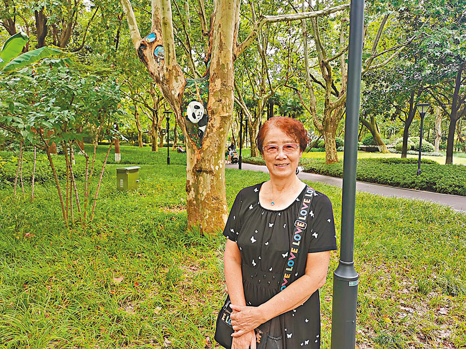 ●遊客朱阿姨專程前來尋找彩繪樹洞。香港文匯報記者倪夢璟 攝