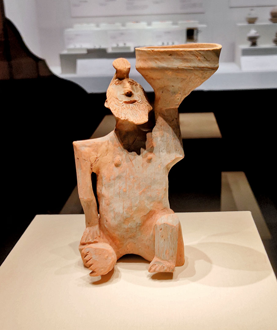 ●廣州市文物考古研究院藏－西漢陶俑座燈。