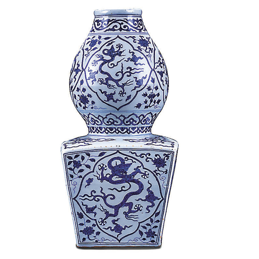 ●明嘉靖青花開光式雲龍紋上圓下方葫蘆瓶