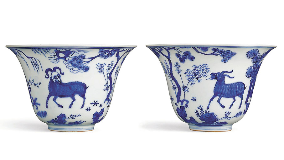●明嘉靖青花三羊開泰仰鐘式盌一對。圖片來源：香港蘇富比