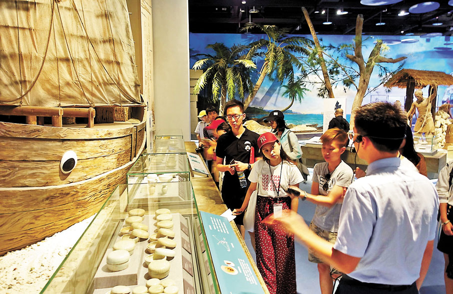 ●遊客在南海博物館參觀