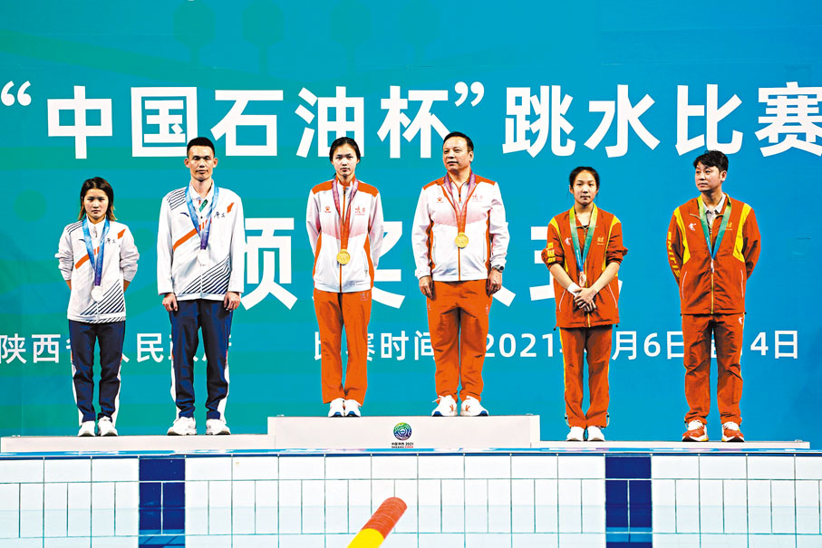 ●林珊（左三）和教練張挺（右三）在頒獎儀式上。 新華社