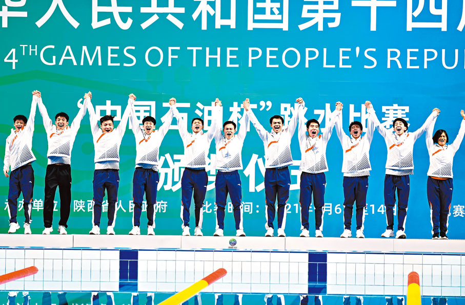 ●冠軍廣東隊在頒獎儀式上。  新華社