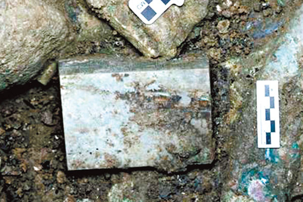 獸面鳳鳥紋玉方座　網上圖片