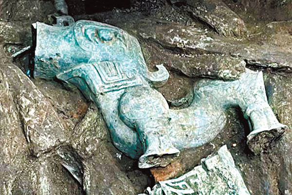 大型青銅立人神獸　網上圖片