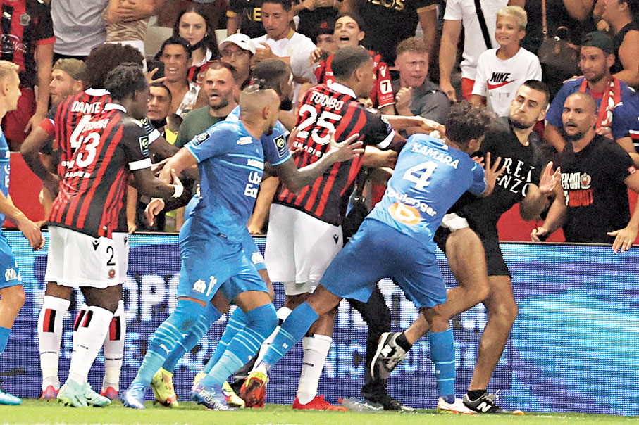 ●有球迷(右)闖進場觸發騷亂。 法新社