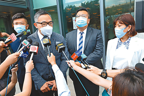 ● 灣仔區議員（左起）林偉文、謝偉俊、黃宏泰及李碧儀完成宣誓後接受採訪。 香港文匯報記者 攝