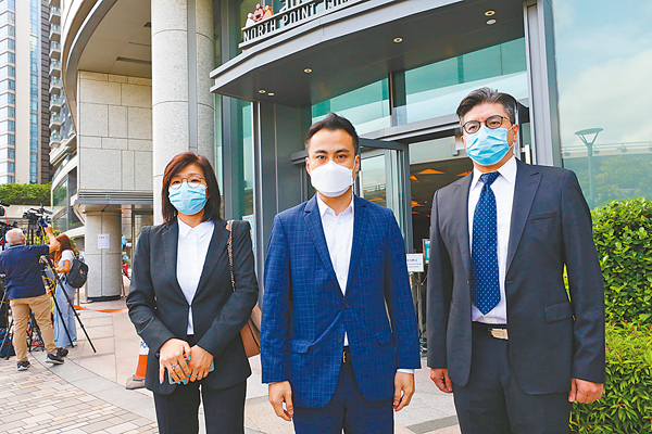 ● 東區區議員（左起）李清霞、郭偉强及阮建中宣誓後走出北角社區會堂。 香港文匯報記者 攝