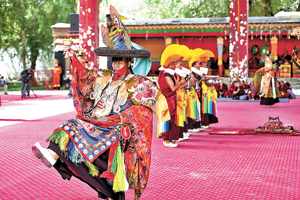 ●藏傳佛教僧人正表演跳神。