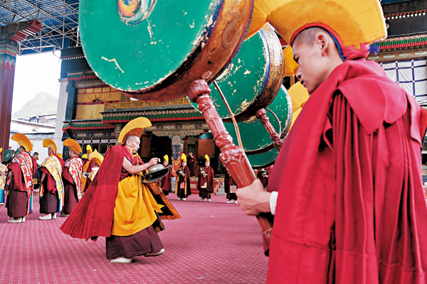 ●扎什倫布寺僧人在跳神活動現場。