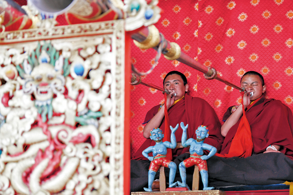 ●兩位僧人吹奏法號。